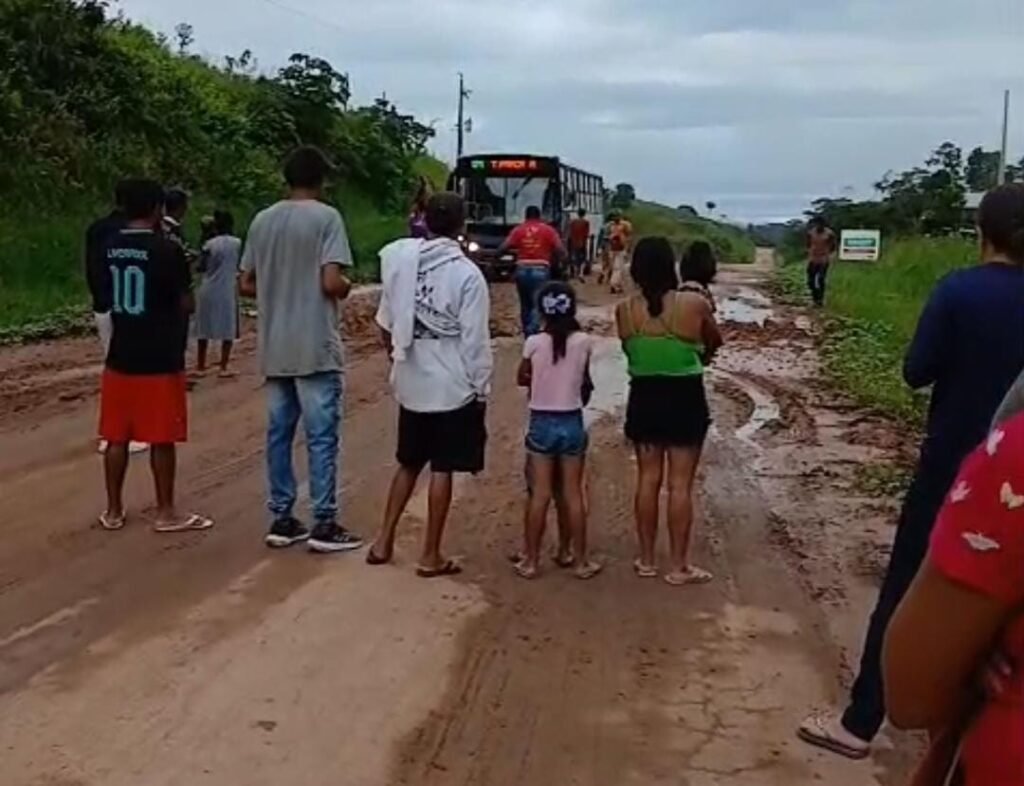 BR-364 entra em colapso entre Tauari e Tarauacá e ameaça única ligação terrestre entre municípios; veja vídeo