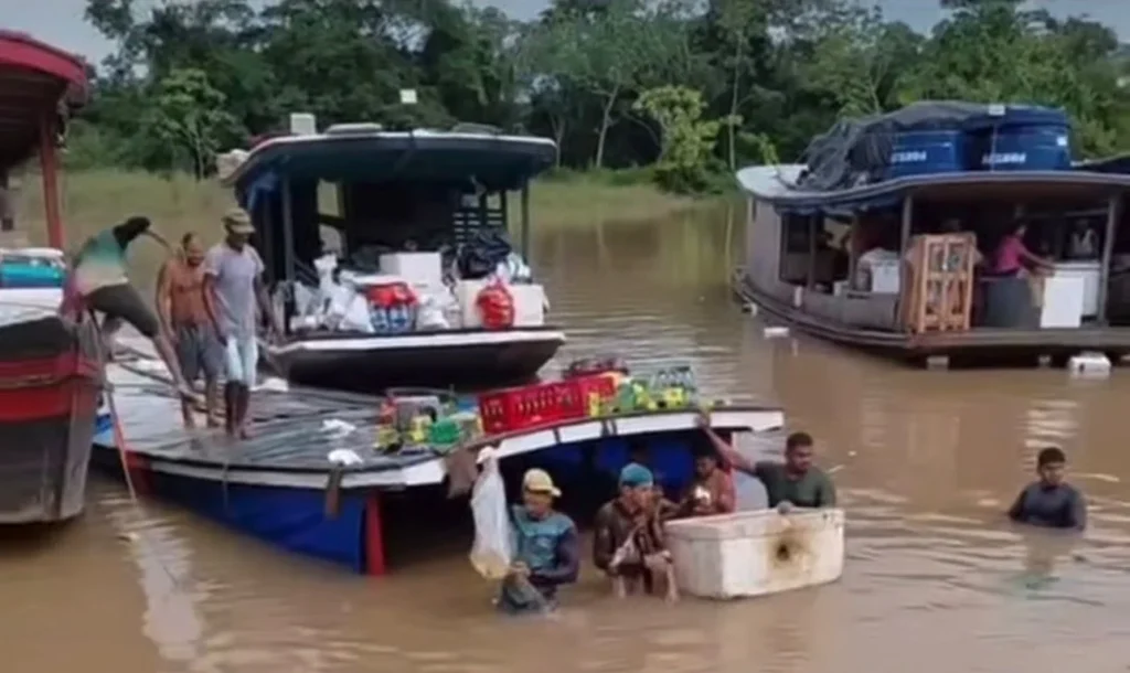 Barco grande naufraga em igarapé no Acre e populares tentam salvar pertences