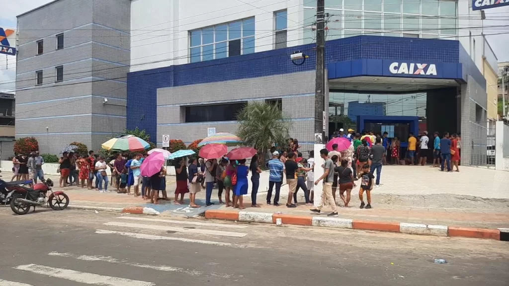 Mulher invade agência da Caixa Econômica Federal em Cruzeiro do Sul