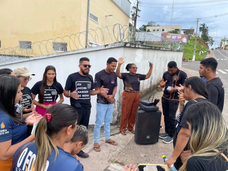 Igreja realiza ação evangelística durante o carnaval e compartilha mensagem de fé na praça central