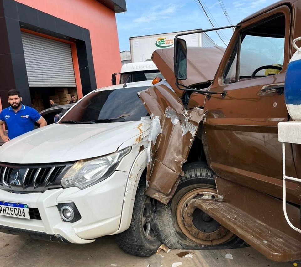 Acidente entre caminhão e caminhonete é registrado no bairro da Várzea, em Cruzeiro do Sul