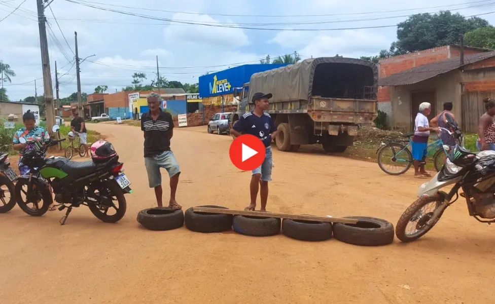 Moradores do Caladinho fecham rua na capital