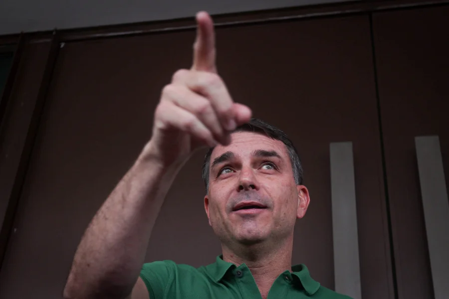 Flávio Bolsonaro avalia iniciar pré-campanha pelo Norte com visitas a aldeias indígenas