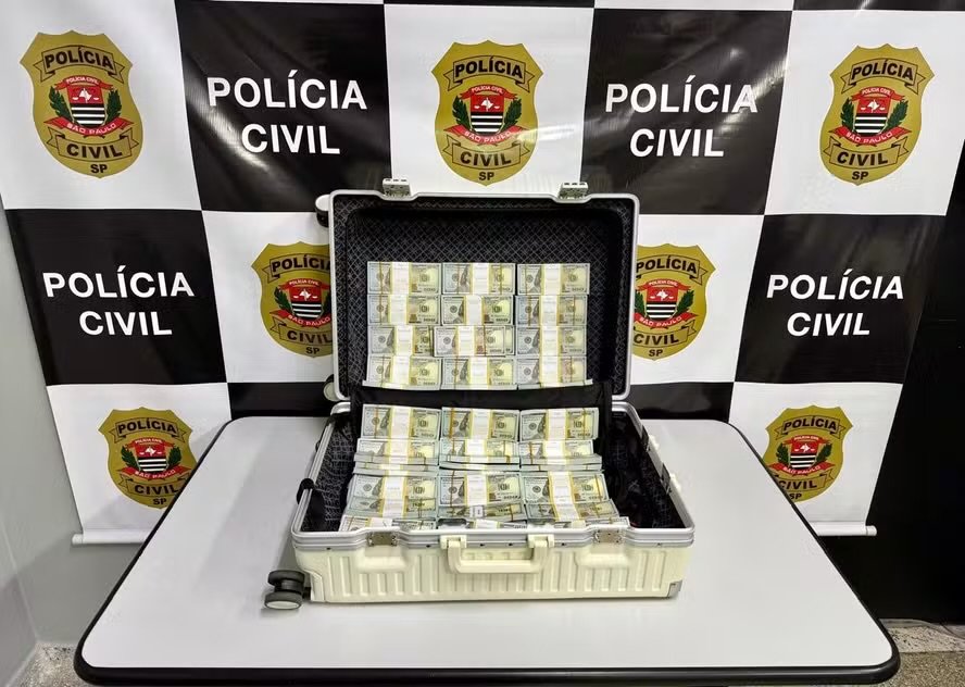 Idosa de 74 anos é presa ao tentar comprar caminhonete com dólares falsos