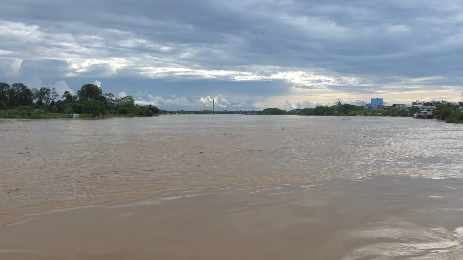 Rio Juruá em Cruzeiro do Sul dá sinais de vazante neste sábado (07/02); nível cai para cerca de 13,19 m segundo medições recentes