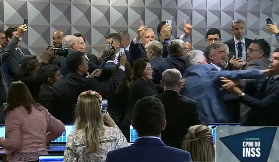 Após derrota, governistas causam confusão e sessão da CPMI é suspensa. Veja vídeo