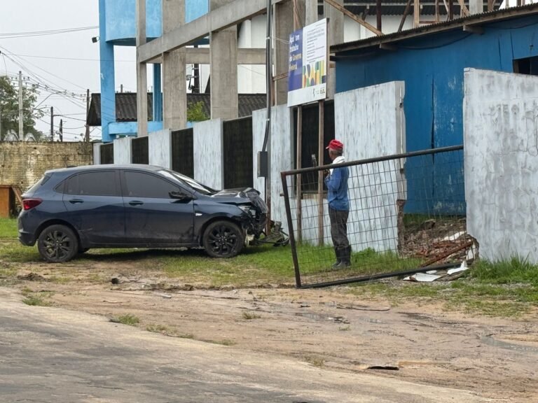 Acidente de trânsito destrói parte de muro da UFAC ( Projeto Rondon) em Cruzeiro do Sul; veículo permanece no local