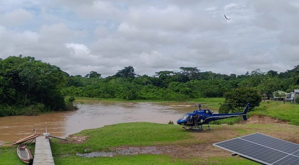 Helicóptero do CIOPAER realiza resgate aeromédico de jovem com fratura na perna no Rio Juruá Mirim