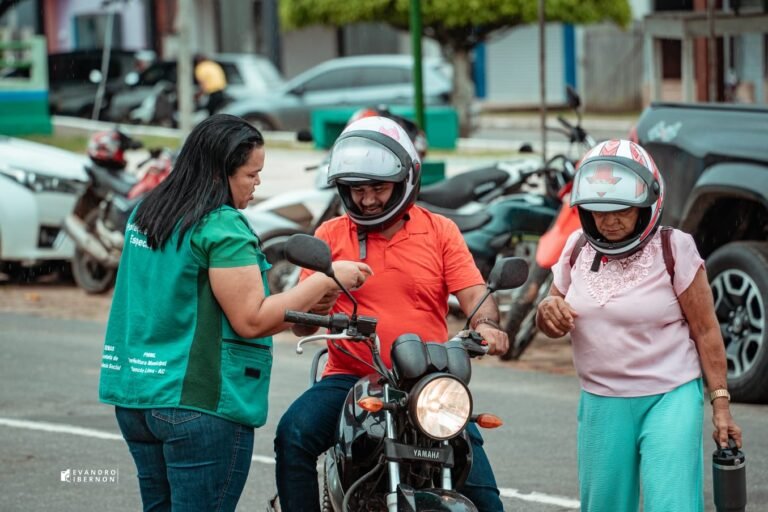 Prefeitura de Mâncio Lima realiza blitz educativa para incentivar permanência de estudantes na escola
