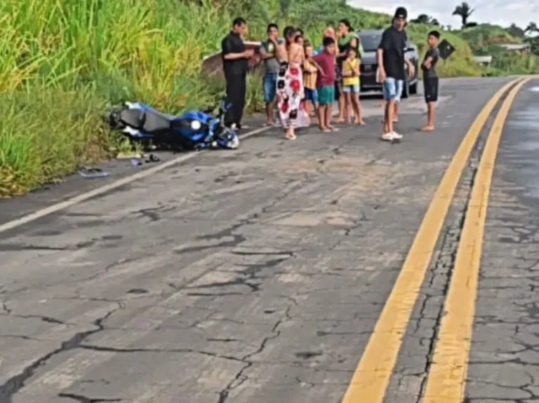 Colisão entre moto e carro deixa motociclista gravemente ferido no interior do Acre