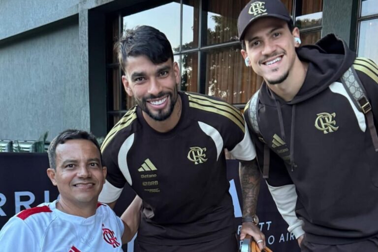 Acreano realiza sonho, vibra com gol e tira foto com estrelas do Flamengo em São Paulo