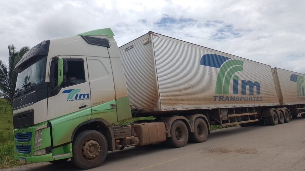 Motorista é encontrado morto dentro de caminhão na BR-364, próximo a Cruzeiro do Sul