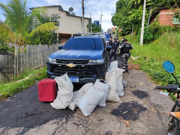 PM recupera roupas e objetos após roubo e furto em lojas de confecções em Cruzeiro do Sul