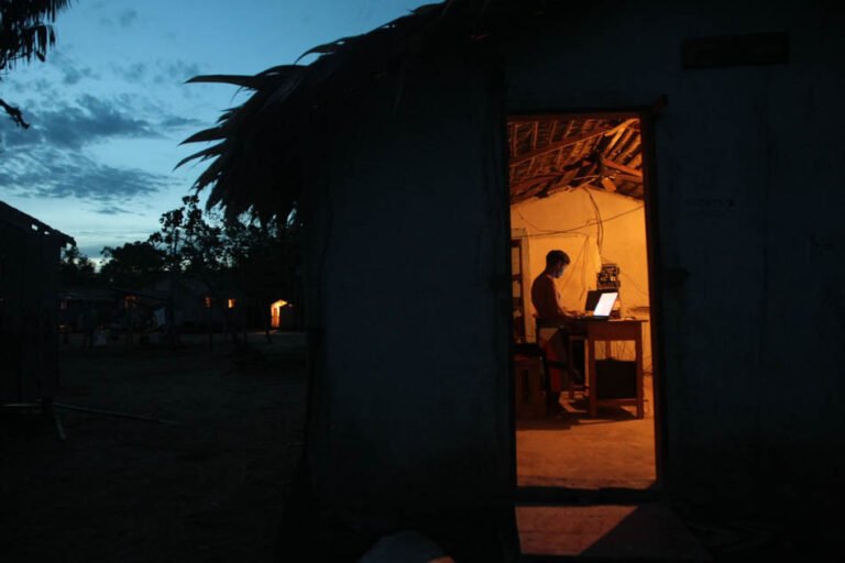 PINT7678 AMAZONIA COMUNIDADE DE XIXUAU 22/02/2010 AMAZONAS ESPECIAL DOMINICAL VIDA & AMAZONIA Rio Jauaperi Comunidade de  Xixuau, cabana com conexão de internet na comunidade  FOTO PAULO PINTO/AE