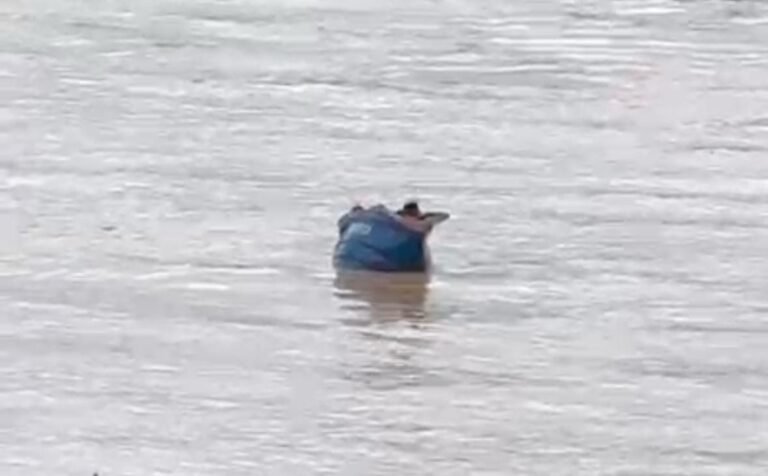 Adolescentes são flagrados brincando dentro de caixa d’água em rio transbordado no Acre