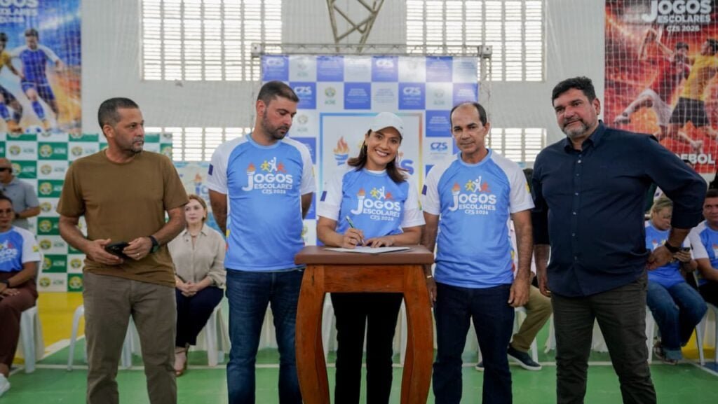 Governadora Mailza entrega kits escolares, formaliza convênio e garante revitalização de escolas mistas da zona rural de Cruzeiro do Sul 