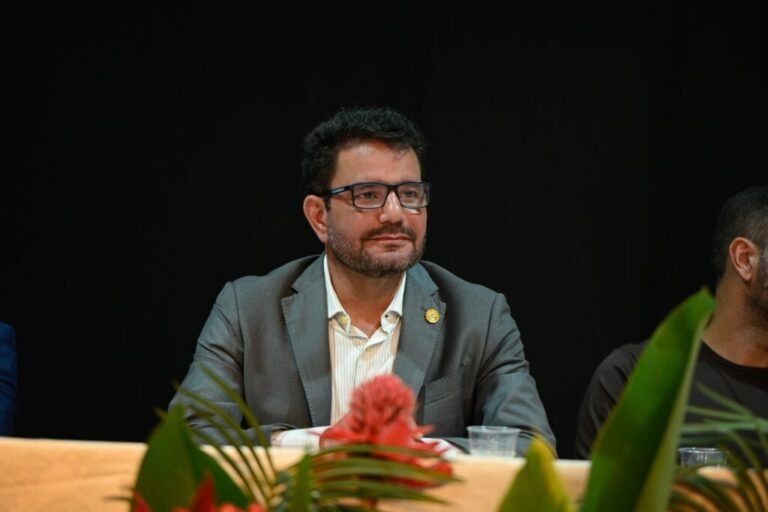 Após deixar o governo, Gladson encaminha contas de 2025 à Aleac