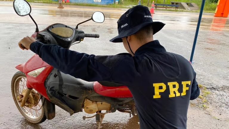 PRF recupera veículos com sinais adulterados na BR-364 e flagra carro roubado