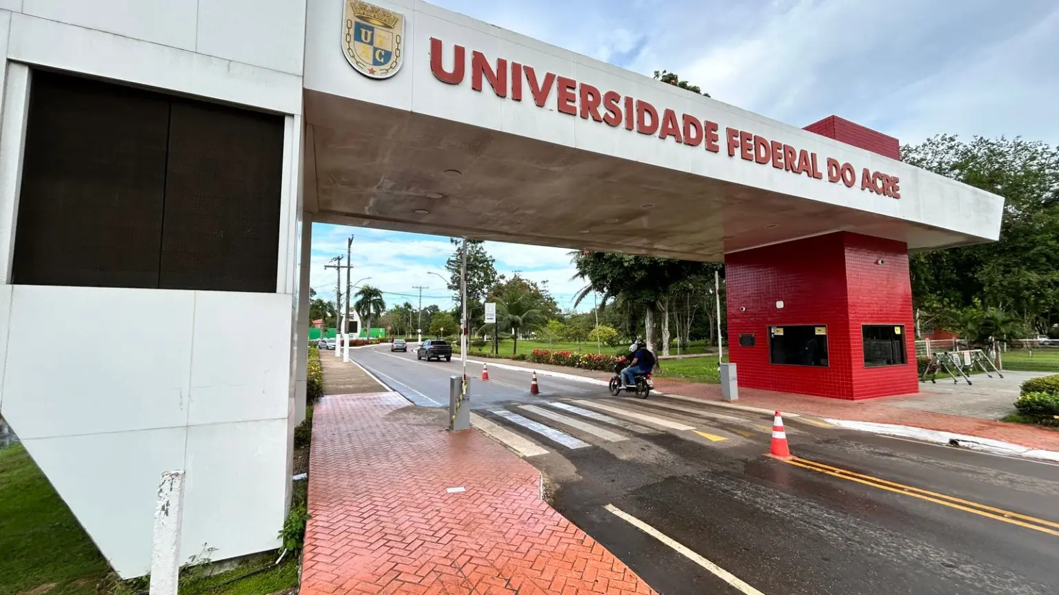 Ufac abre inscrições para concurso com salários de até R$ 5,2 mil