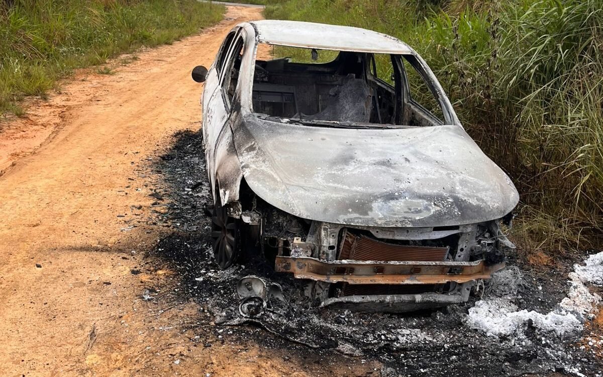 Duplo homicídio em Mâncio Lima: carro das vítimas é encontrado queimado em ramal