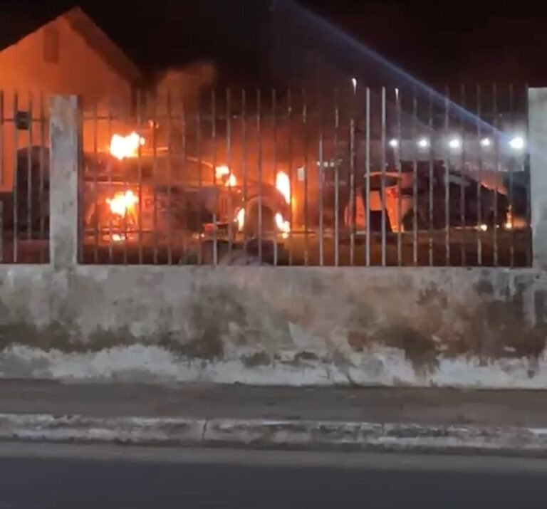 Viaturas desativadas são incendiadas em quartel de Mâncio Lima; PM fala em “afronte ao Estado”
