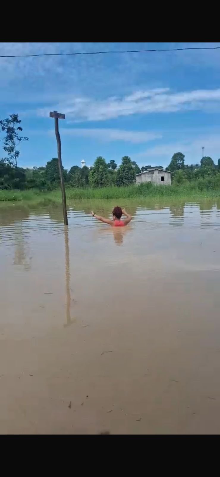 Ribeirinhos enfrentam isolamento com alagação no bairro da Várzea, em Porto Walter
