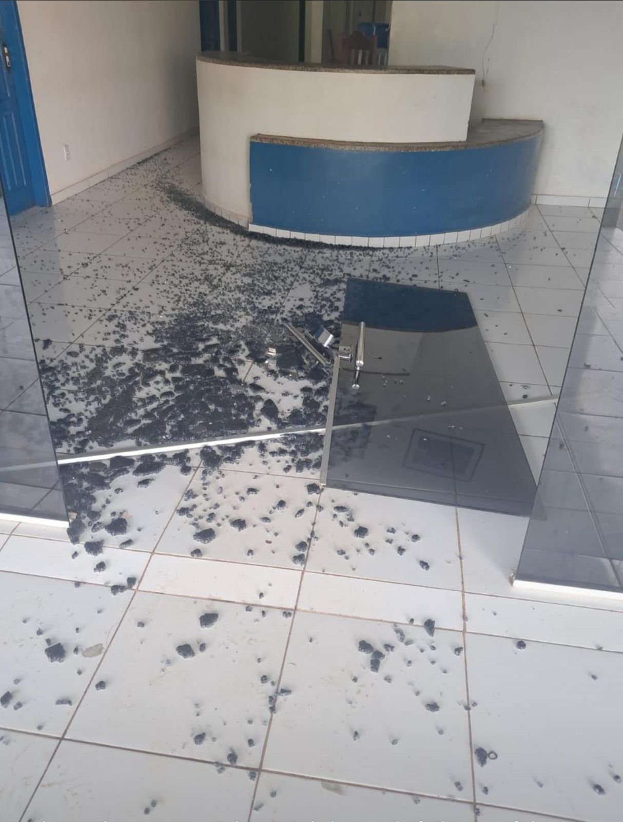 Promessa não cumprida? Indígenas quebram porta da Prefeitura de Porto Walter