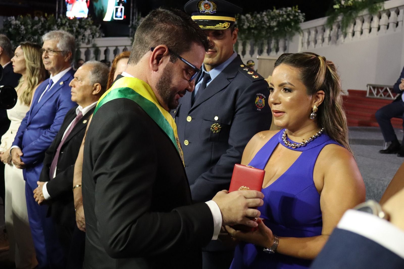 Durante transição de Governo, Alana Albuquerque recebe medalha de honra ao mérito por avanços na defesa do consumidor no Acre