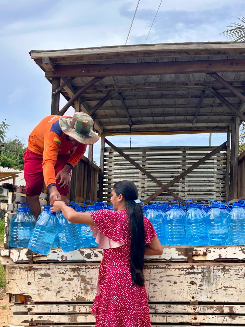 Prefeitura de Cruzeiro do Sul já distribuiu mais 4 mil galões de água potável para as famílias afetadas pela cheia do Rio Juruá