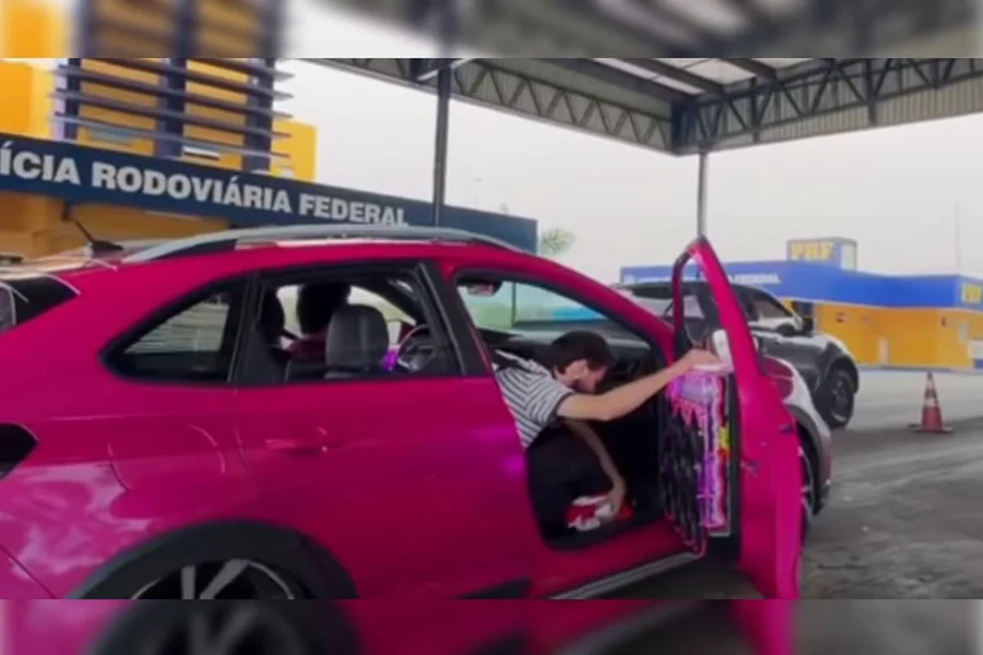 Influencer desafia PRF, soma irregularidades e tem carro apreendido