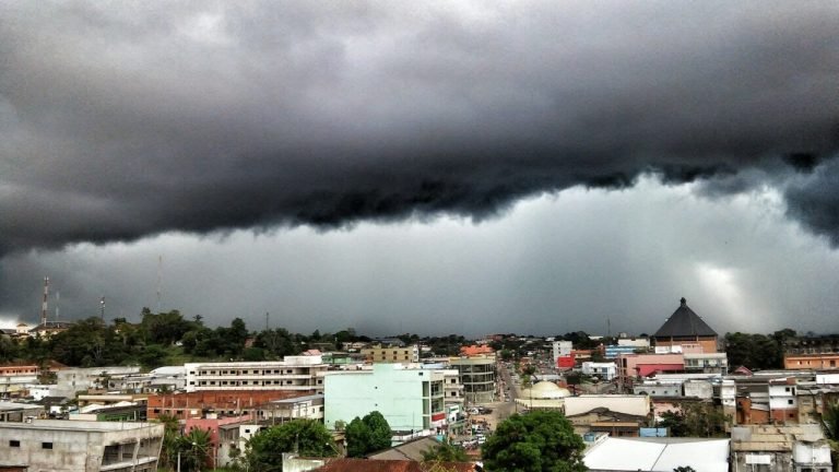 Tempo instável marca a segunda-feira com chuvas fortes e temperaturas amenas no Acre