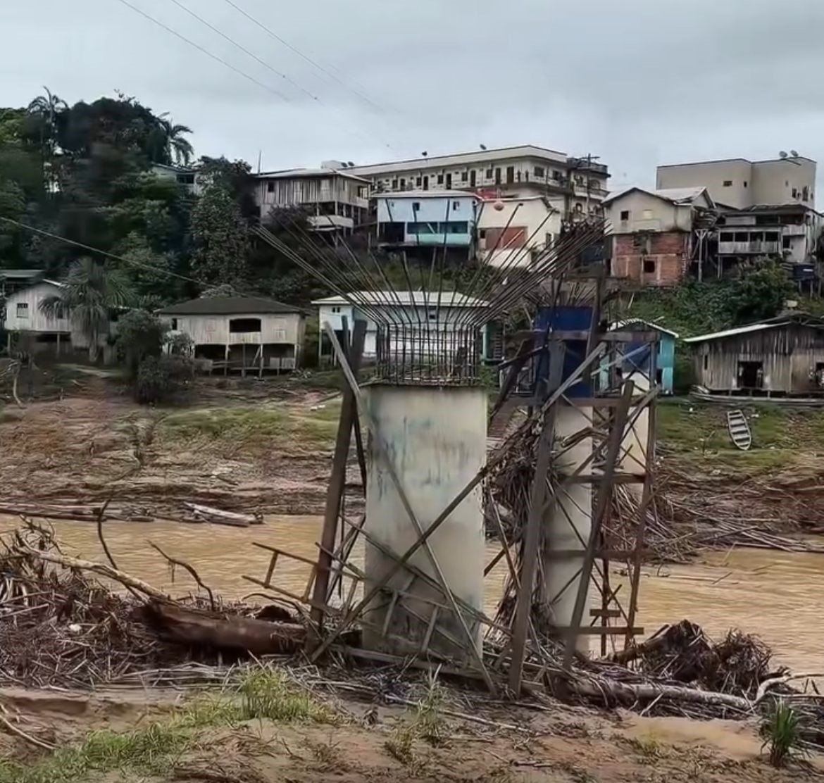 Nikolas Ferreira critica travessia em Marechal Thaumaturgo e dispara: “É literalmente só uma passarela”