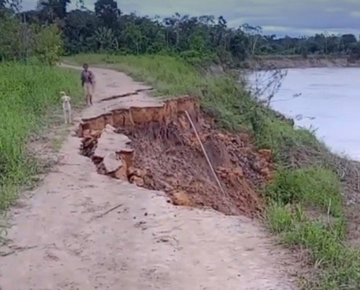 Barranco leva parte de estrada e deixa comunidade da Praia Grande isolada na zona rural de Cruzeiro do Sul