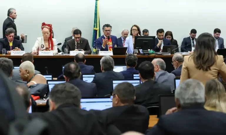 Centrão tenta derrubar transição de 60 dias para fim da escala 6×1