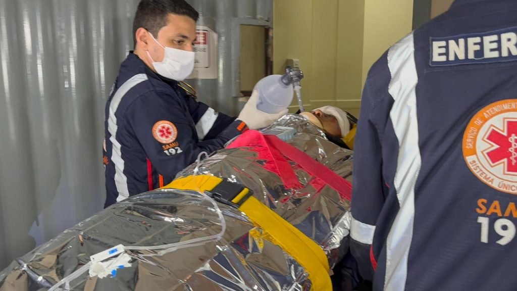 Ciclista sofre traumatismo craniano grave após ser atropelada por carreta ao voltar do trabalho em Rio Branco