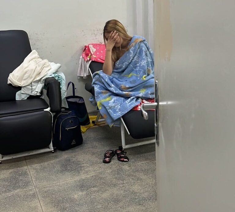 Adolescente com doença rara aguarda transferência em cadeira no Hospital do Juruá