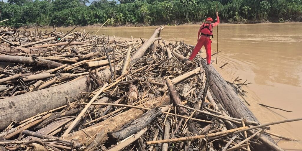 Equipes do Bombeiros seguem na busca por corpo de jovem que desapareceu no Rio Purus