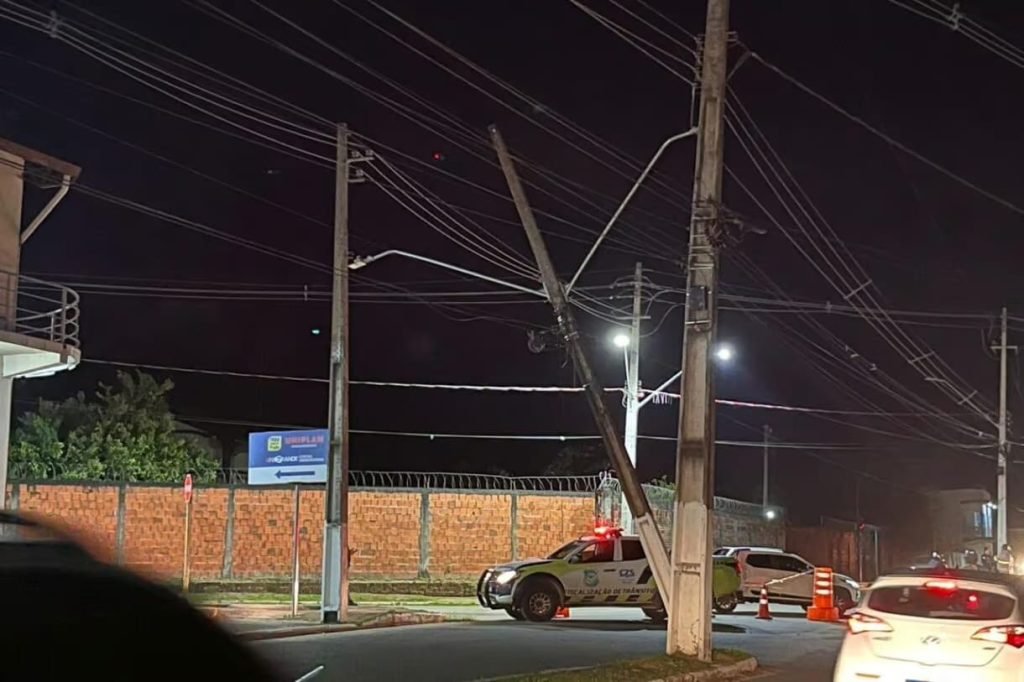 Caminhão baú arrasta fios e quase derruba poste em Cruzeiro do Sul; trânsito fica comprometido