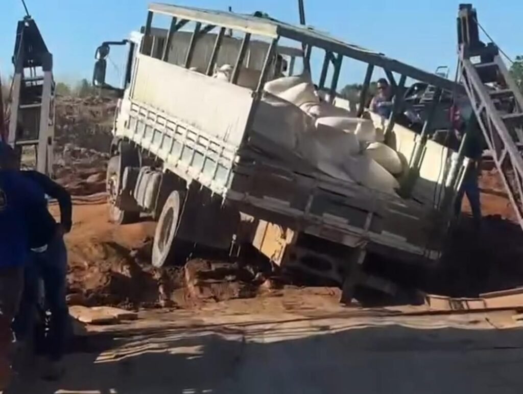 VÍDEO: Caminhão atola e bloqueia saída do Porto de Rodrigues Alves