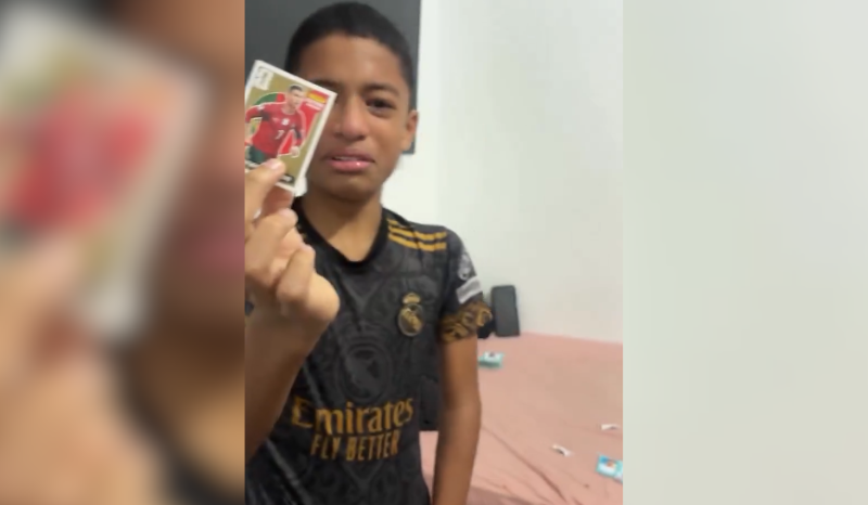 No AM, menino chora de emoção ao tirar figurinha rara de Cristiano Ronaldo