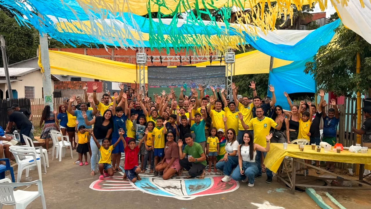 Pedro Longo, Nicolau Júnior e Valéria Lima levam telão da Copa do Mundo ao bairro Cohab