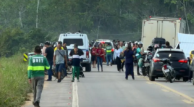 Manifestação interdita Variante em Cruzeiro do Sul e moradores cobram melhorias no Ramal da Praia Grande