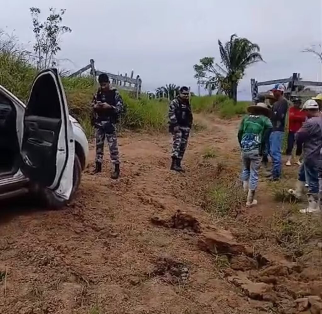 Moradores bloqueiam trator da prefeitura em protesto por ramal em Sena Madureira