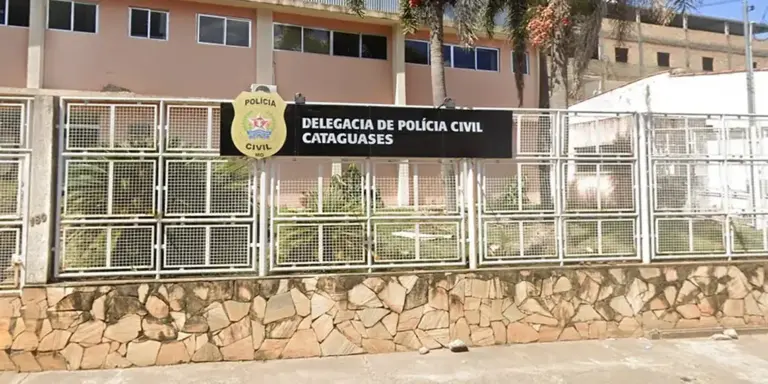Bebê é encontrado mamando em mãe assassinada por feminicídio
