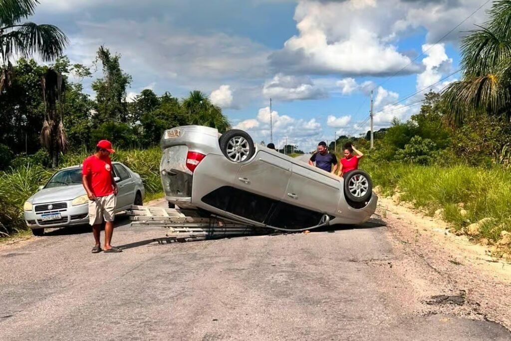 Carro capota na BR-364 em Cruzeiro do Sul
