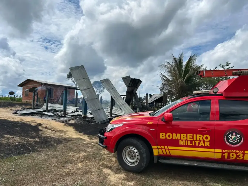 Casa é destruída por incêndio em comunidade entre Cruzeiro do Sul e Guajará; não houve feridos