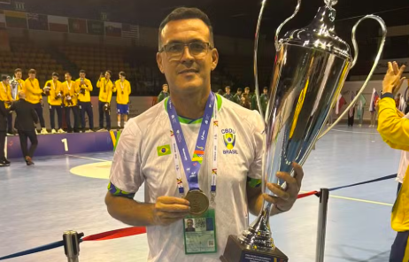 Ex-árbitro acreano é campeão mundial de futsal universitário na Polônia