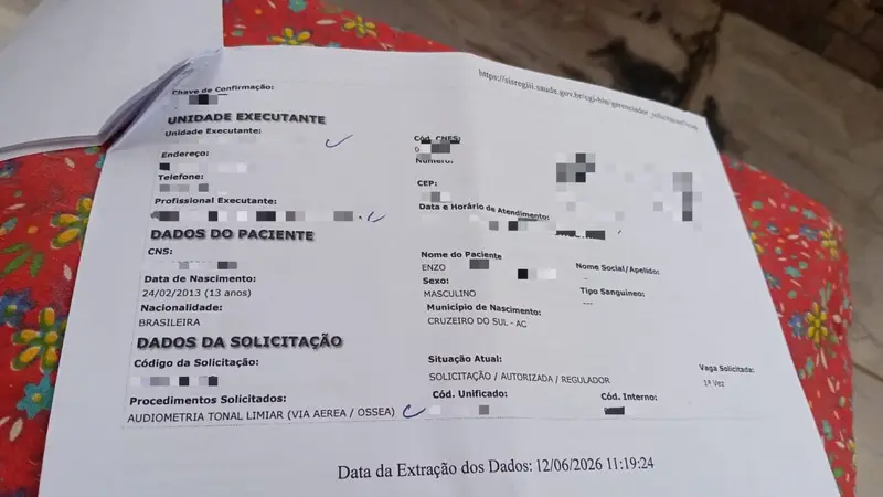 Mãe de adolescente aguarda há 12 dias passagens do TFD para retornar de Rio Branco a Cruzeiro do Sul