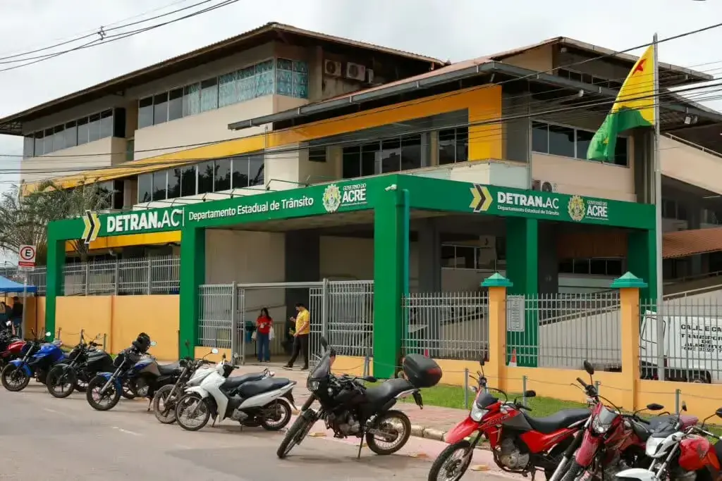 Detran-AC notifica oito motoristas para entrega da CNH após cassação do direito de dirigir