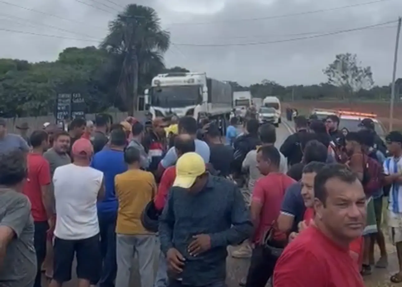 Protesto mantém BR-364 interditada em Cruzeiro do Sul; manifestantes cobram recuperação de ramais